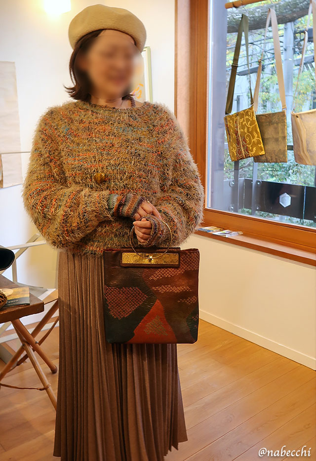 帯バッグを洋服コーデで持ったイメージ写真