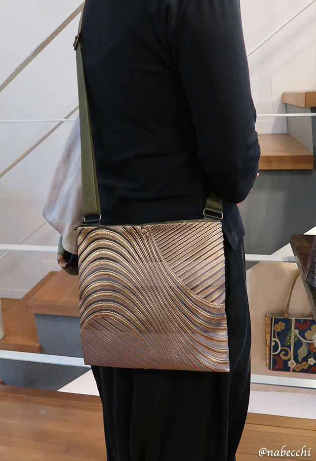 銀色の帯地を使った帯リメイクバッグ