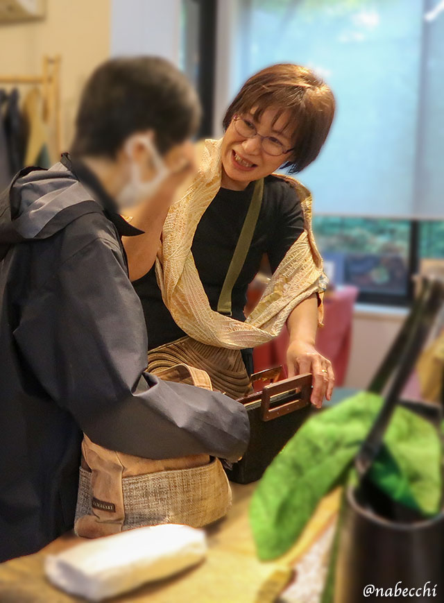 帯バッグ作家が真鍮持ち手バッグを説明する様子