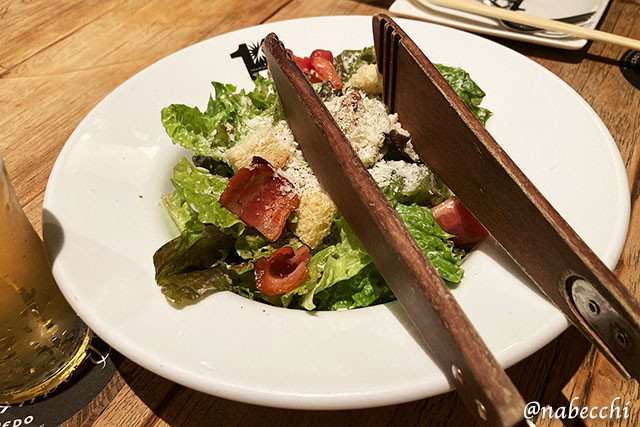 カリカリベーコンとロメインレタスのシーザーサラダ