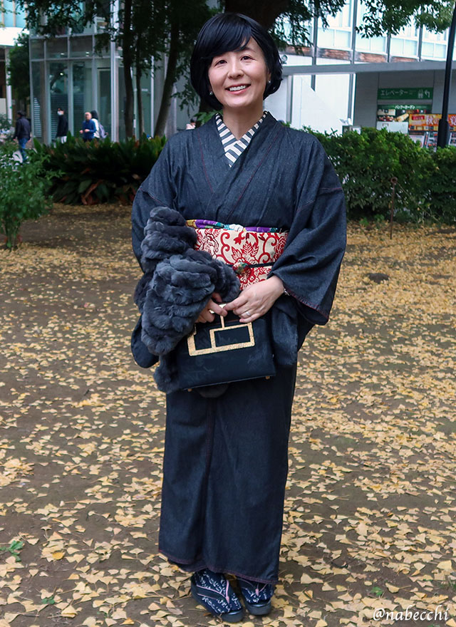 ブラックデニム着物に赤の紅型風名古屋帯を合わせた、都会的な全身コーディネート（前姿）