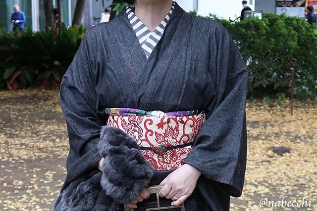 モノトーンのボーダー半衿、カラフルな古布の帯揚げ、ガラスの帯留めを使った帯周りのクローズアップ