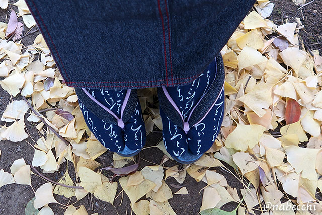 紺色の「いろは」柄の足袋と、カレンブロッソのエイ革の鼻緒の草履