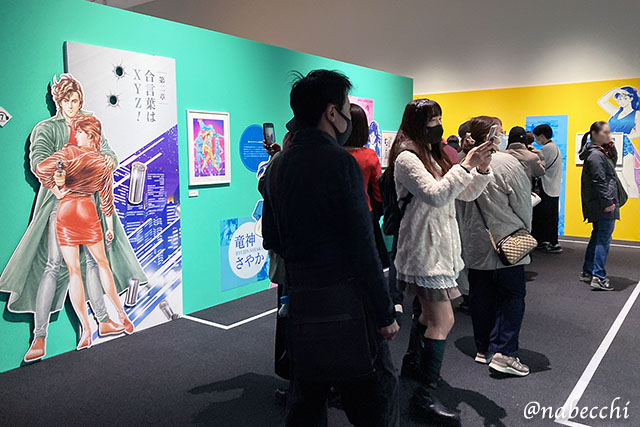 ティーハンター大原画展の会場内の賑わいと、展示作品を鑑賞する来場者たち