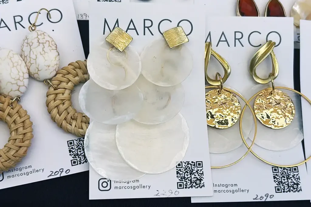アクセサリーショップ「MARCO」のピアス。大ぶりのシェルやラタン素材、ゴールドの幾何学的なデザインが並んでいる。