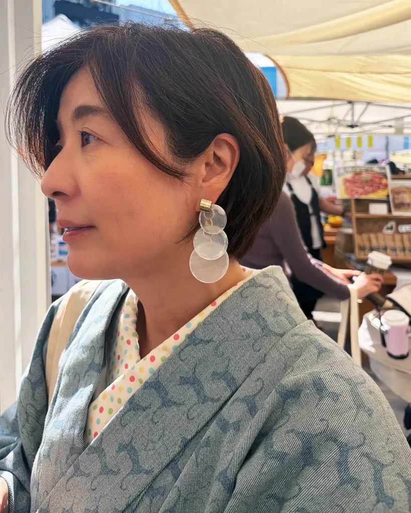 MARCOで購入した大ぶりの白いシェルピアスを着用した、デニム着物姿の女性の横顔。