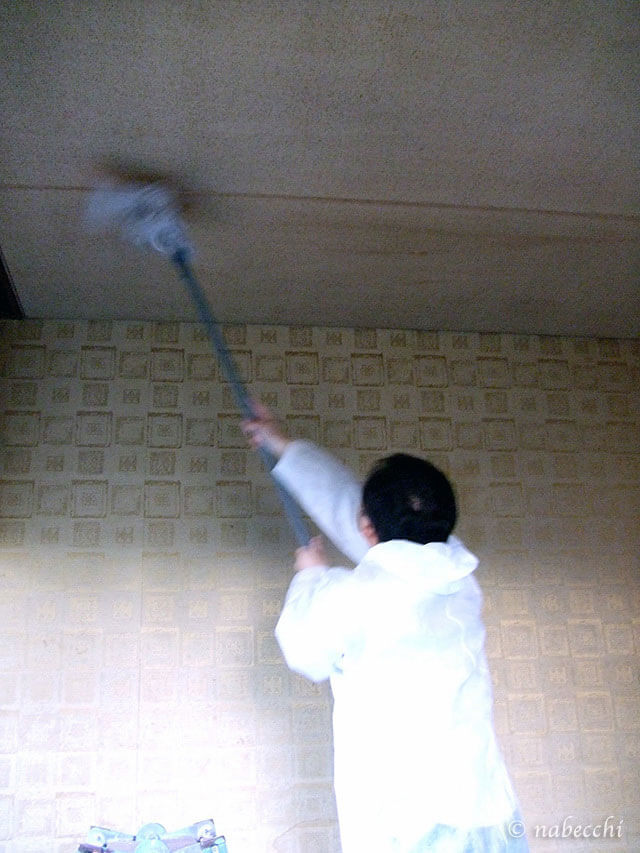 リビング ペンキ塗り替え前の天井拭き