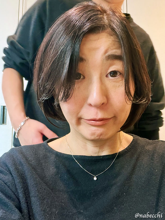 美容室で完成した明るいカラーのショートボブ。白髪ぼかしで透明感が出た根元と洗練されたシルエット。