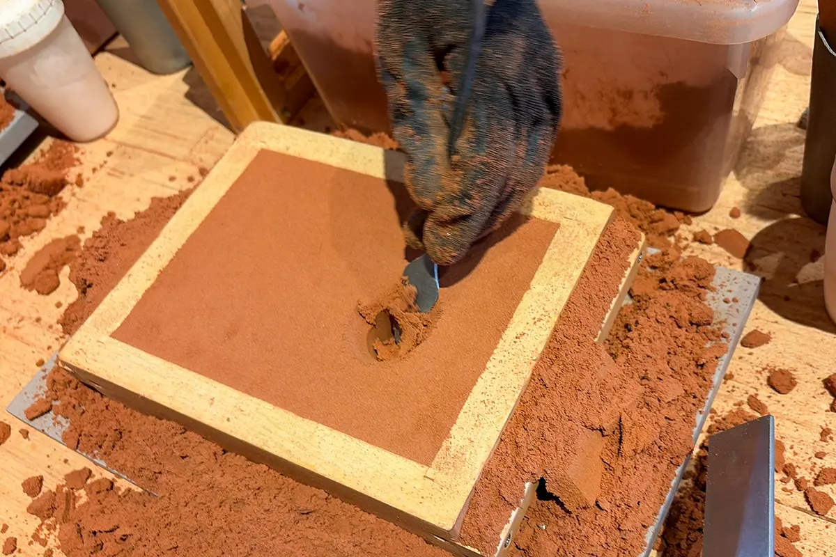 スタッフが湯道部分を滑らかに整えている工程