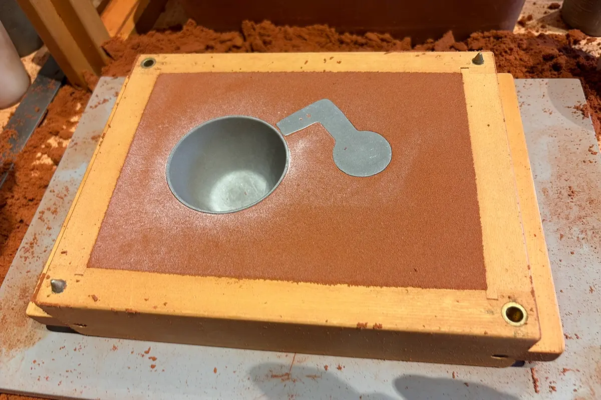 木枠をひっくり返して型が現れた様子