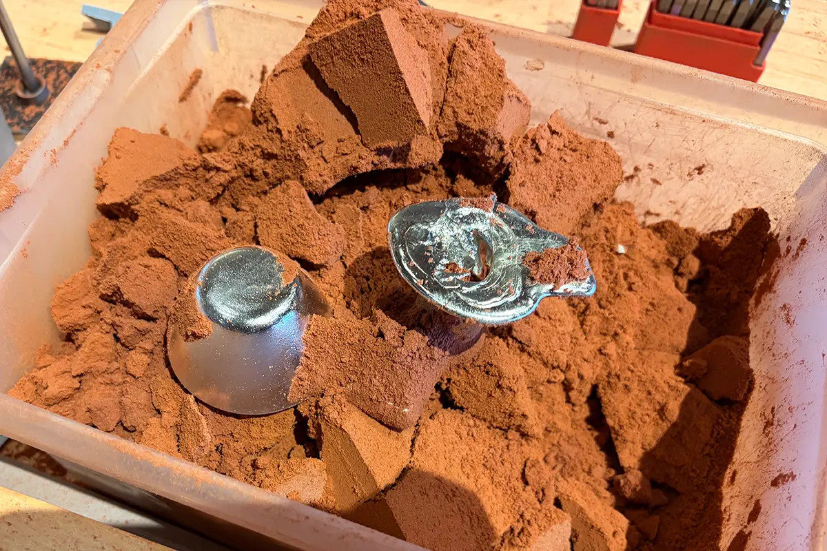 砂型から取り出したばかりのぐい呑み