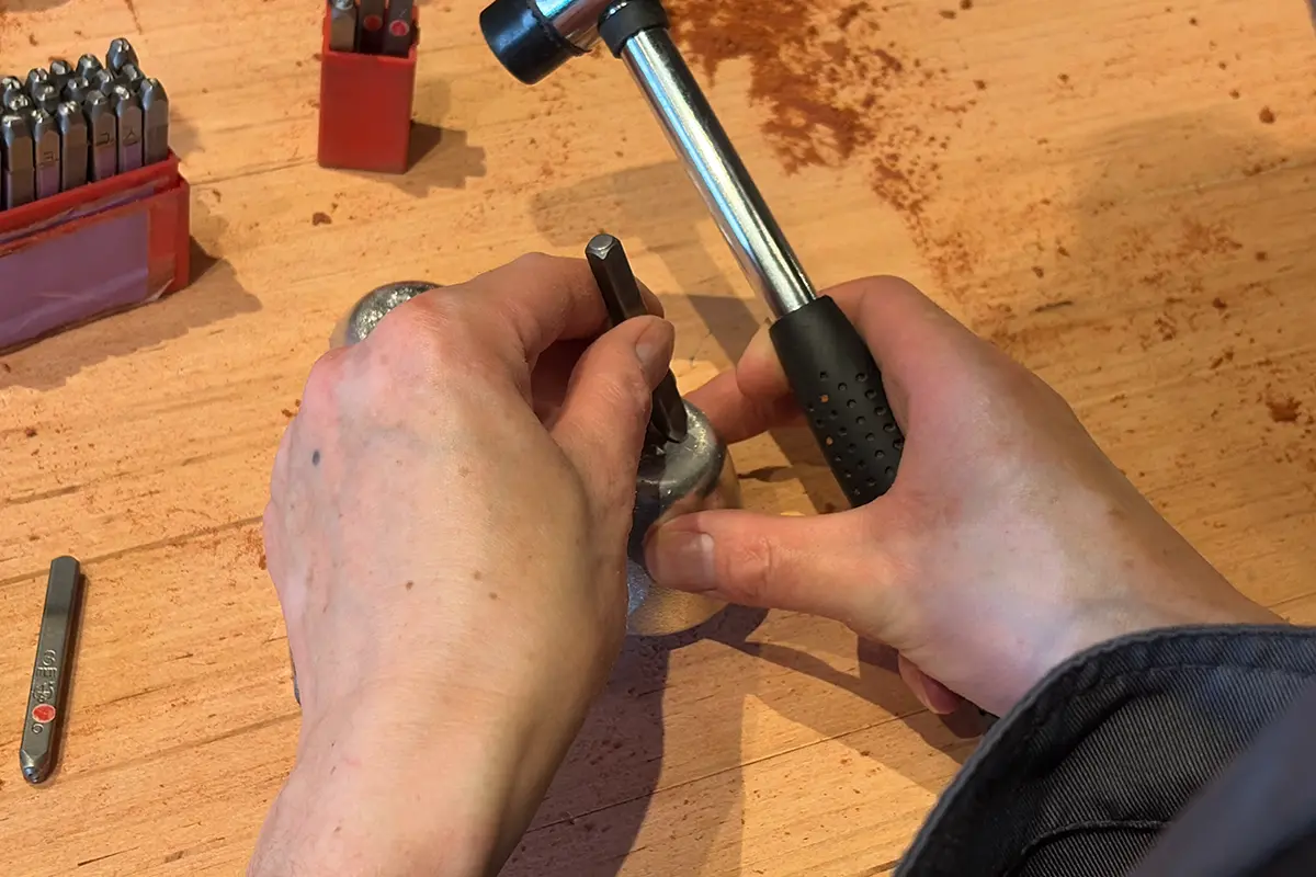 底に名前の刻印をする