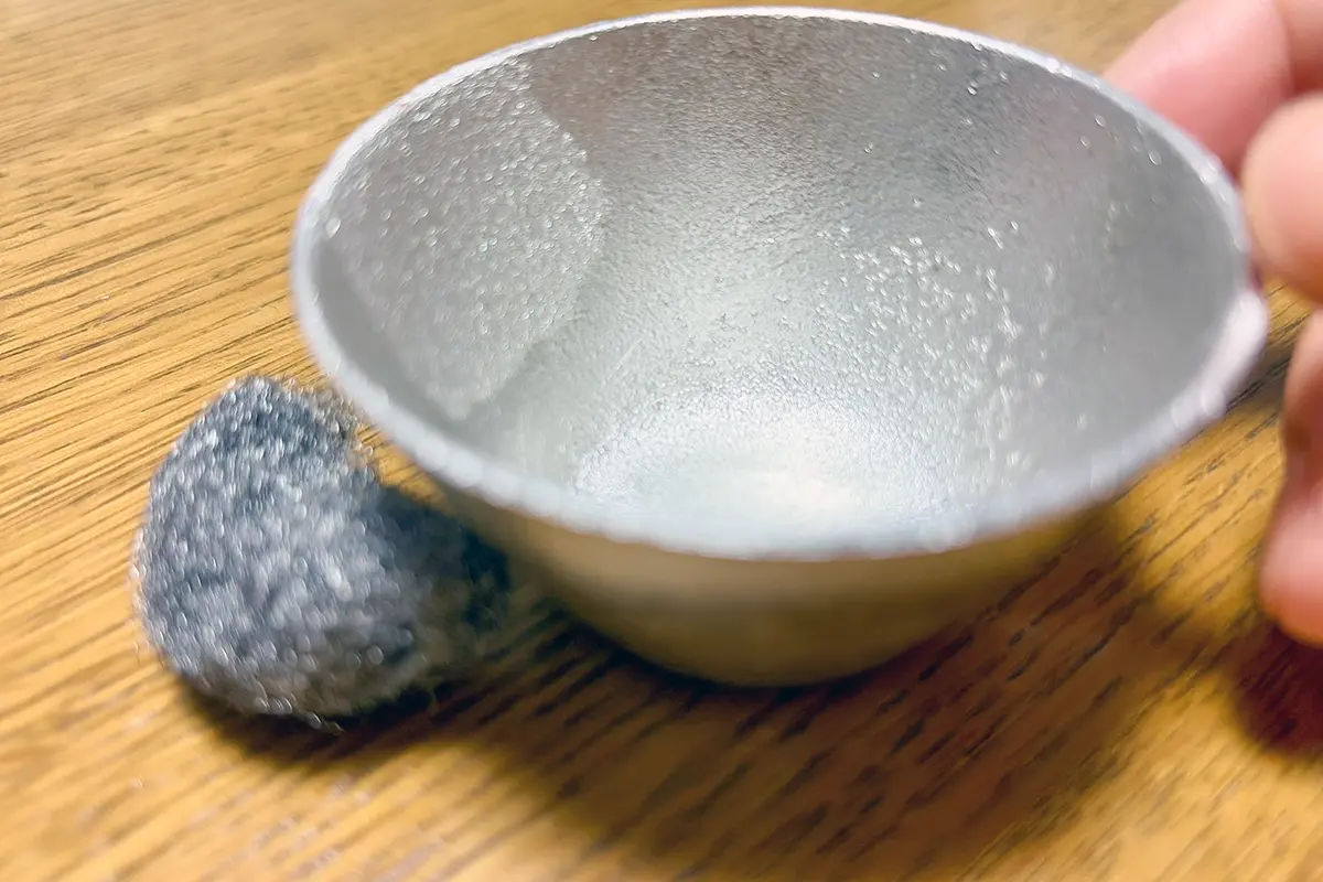 完成した手作りの錫のぐい呑み