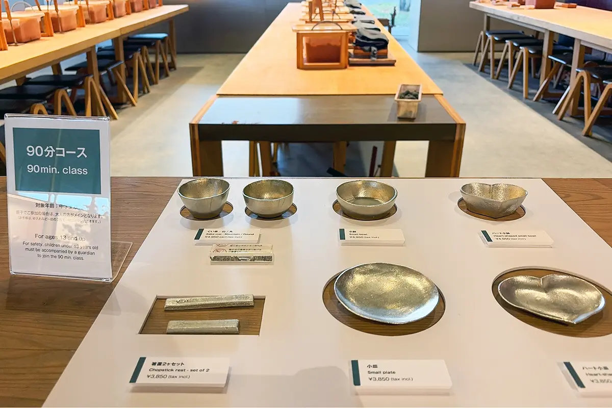 能作の鋳物体験で選べるぐい呑みや小皿のサンプル展示