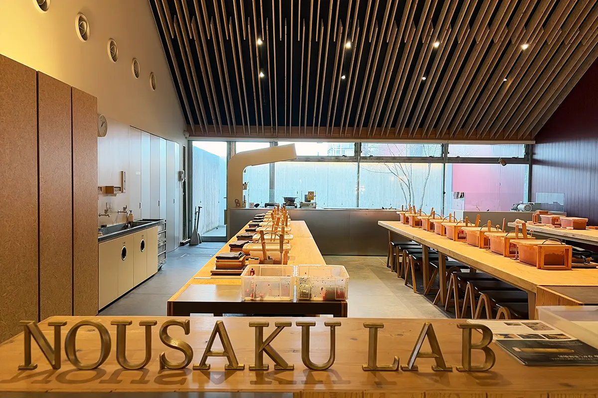 能作の鋳物体験が行われるNOUSAKU LABの作業スペース全体