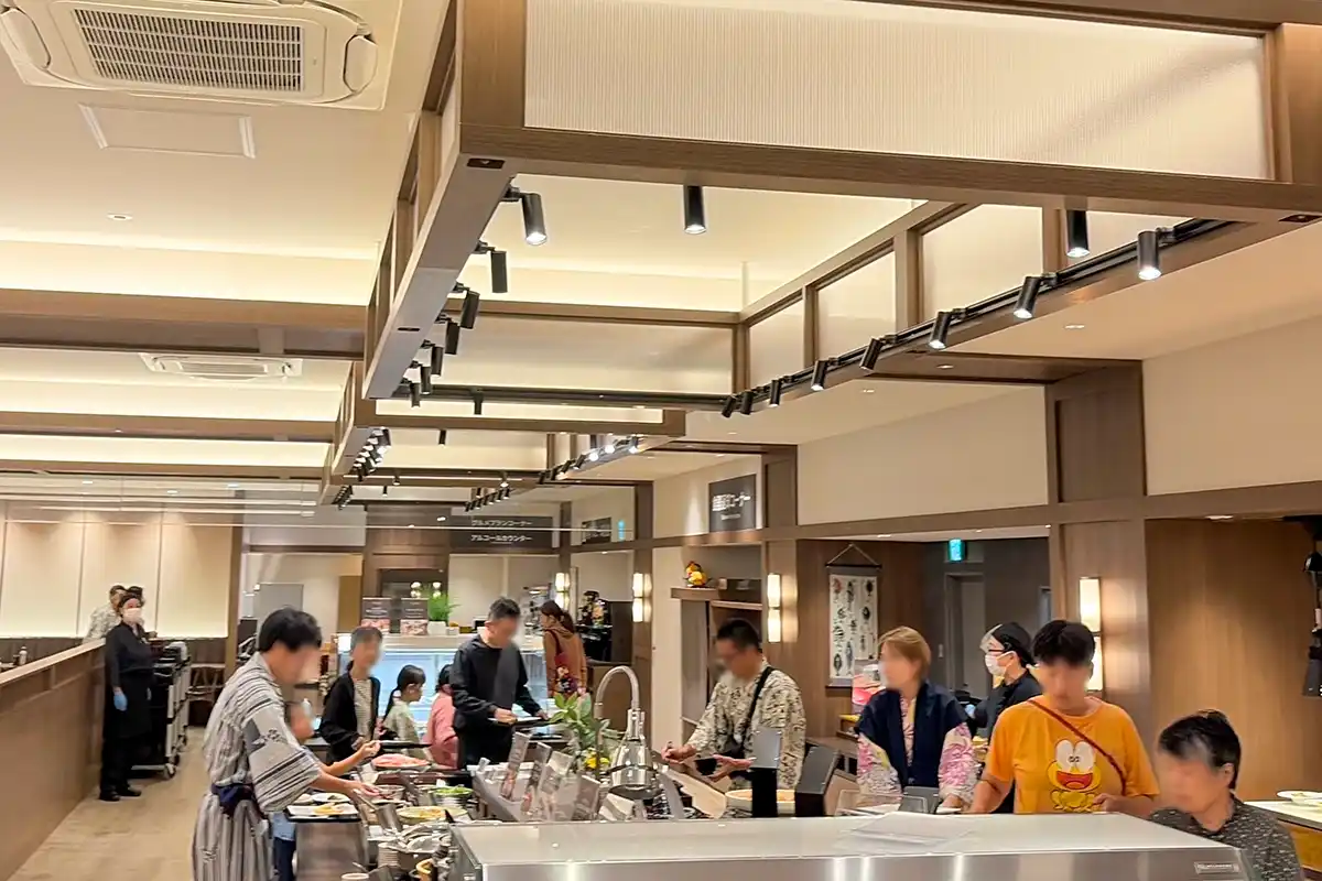 大江戸温泉物語Premium 伊香保のバイキング会場。料理を選ぶ宿泊客たち
