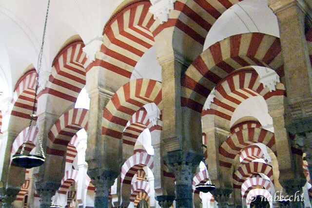 コルトバ大聖堂「メスキータ」 赤と白のアーチ