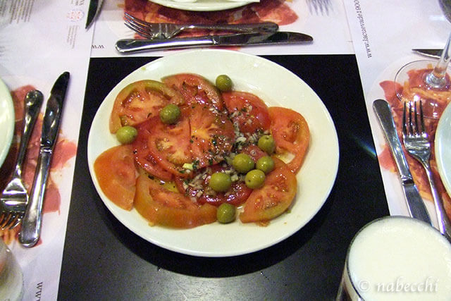 タパス料理 トマトとオリーブのサラダ