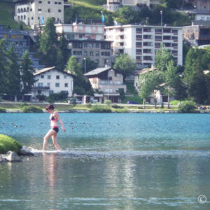 夏のサンモリッツ観光 透き通る湖で水遊び-スイス旅行2日目