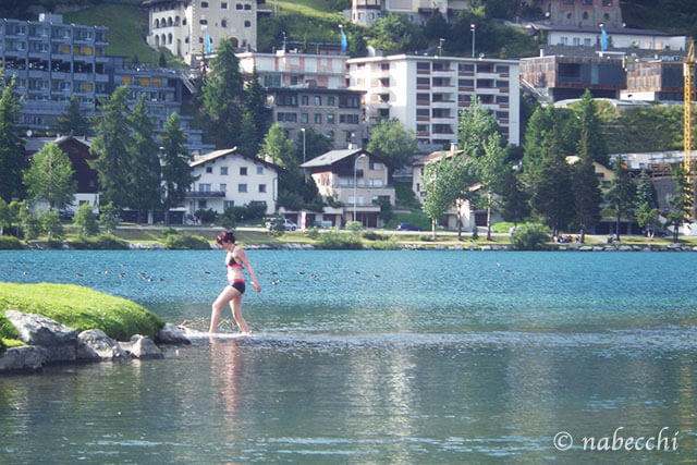 夏のサンモリッツ観光 透き通る湖で水遊び-スイス旅行2日目