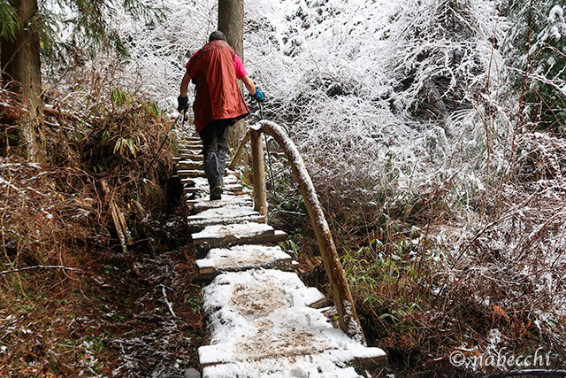 雪が積もって滑りやすい金剛山レインボーブリッジ
