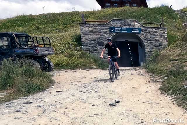 スネガの自転車OKトンネル