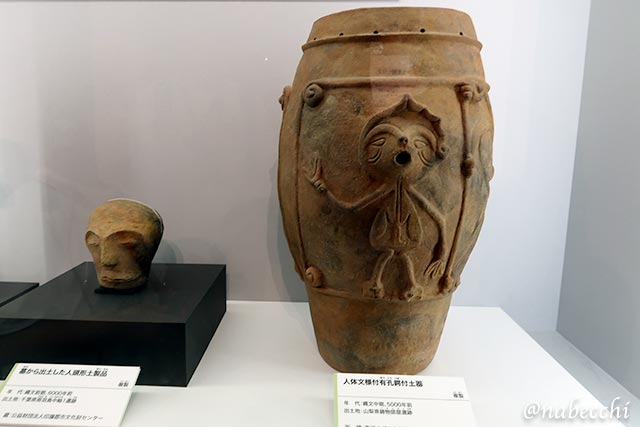 ユーモラスな人物が描かれた土器
