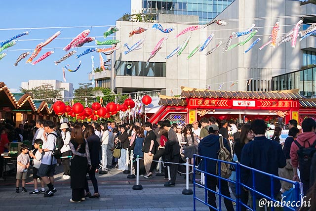 赤ちょうちんと鯉のぼりが並ぶ台湾祭会場の様子