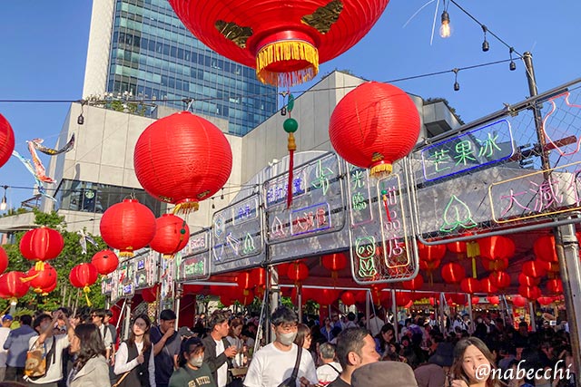 混雑していてテーブルが埋まっている台湾祭の会場風景