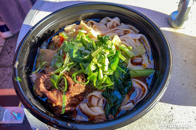 平打ち麺とパクチーがのった本格的な牛肉麺
