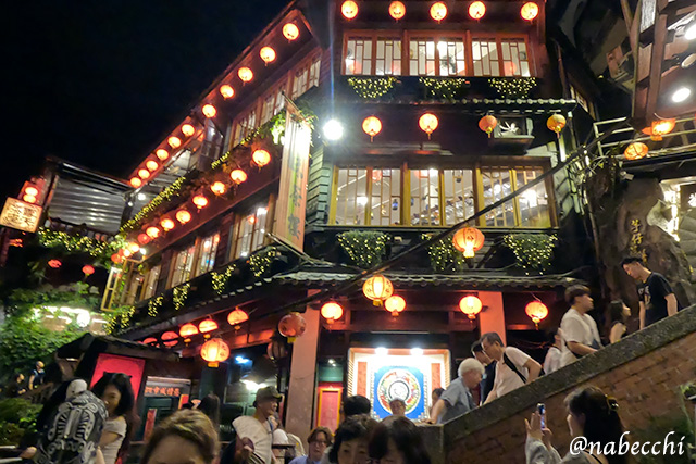 台湾・九份の夜、赤提灯が灯る賑やかな街並み