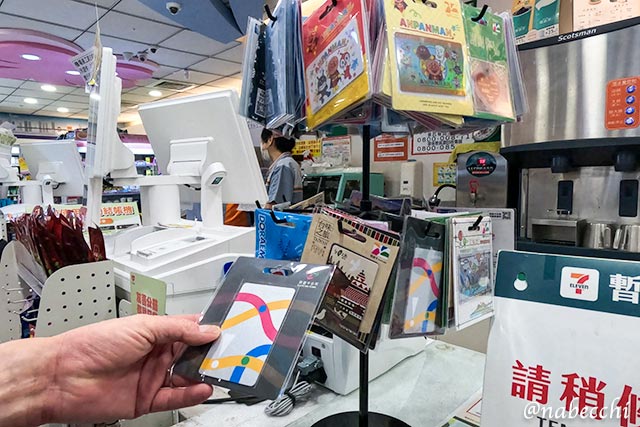 松山空港内のセブンイレブンで悠遊カード選び