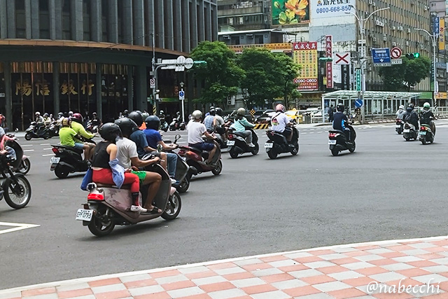 台湾の交差点で圧倒されるバイク