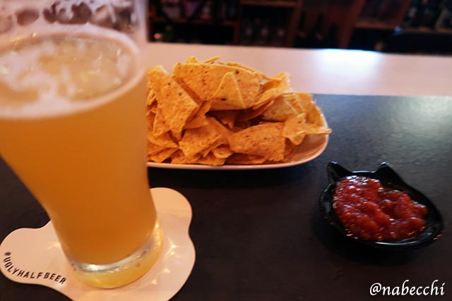 ビールとトルティーヤチップスとピリ辛サルサ