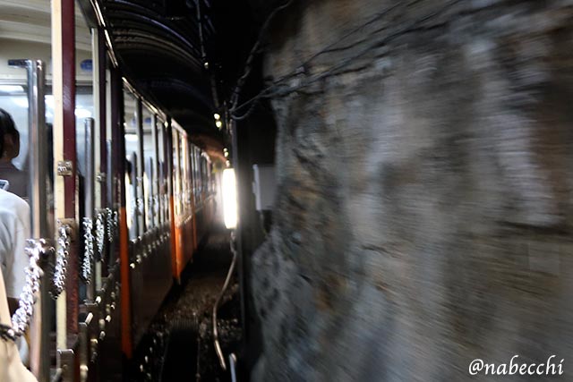 黒部峡谷トロッコ電車 トンネルを抜ける