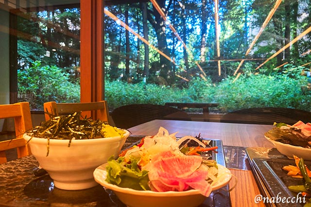宇奈月グランドホテルのテラスにて朝食バイキング