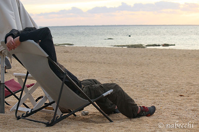 小浜島のビーチでリクライニングチェアに座ってのんびり朝焼け鑑賞
