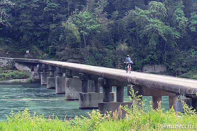 自転車で浅尾沈下橋を走る