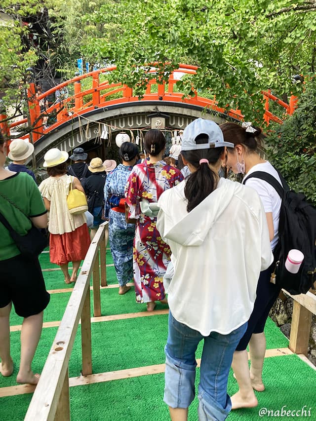 下鴨神社みたらし祭で御手洗池へ進む